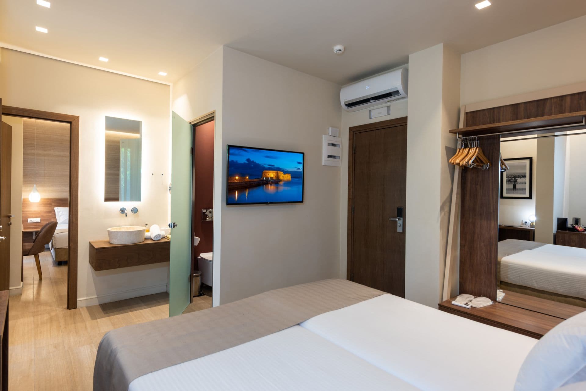 room-types-METROPOLEU-FAMROO-0.jpg
