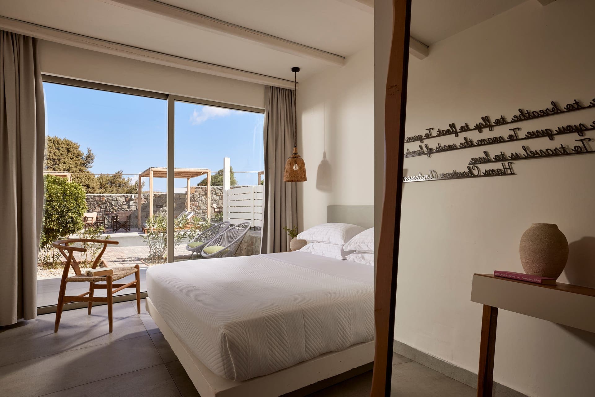 room-types-MILOSRES-DBLSUP-0.jpg