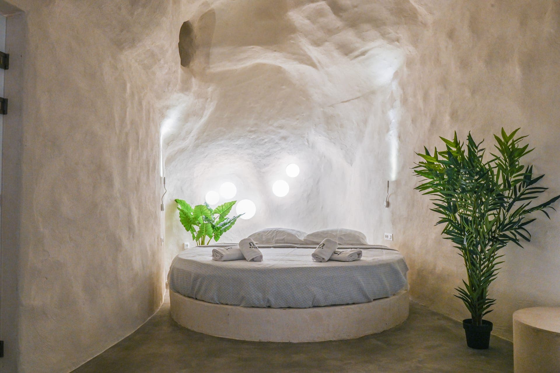 room-types-NAOSSUITES-CAVE-0.jpg