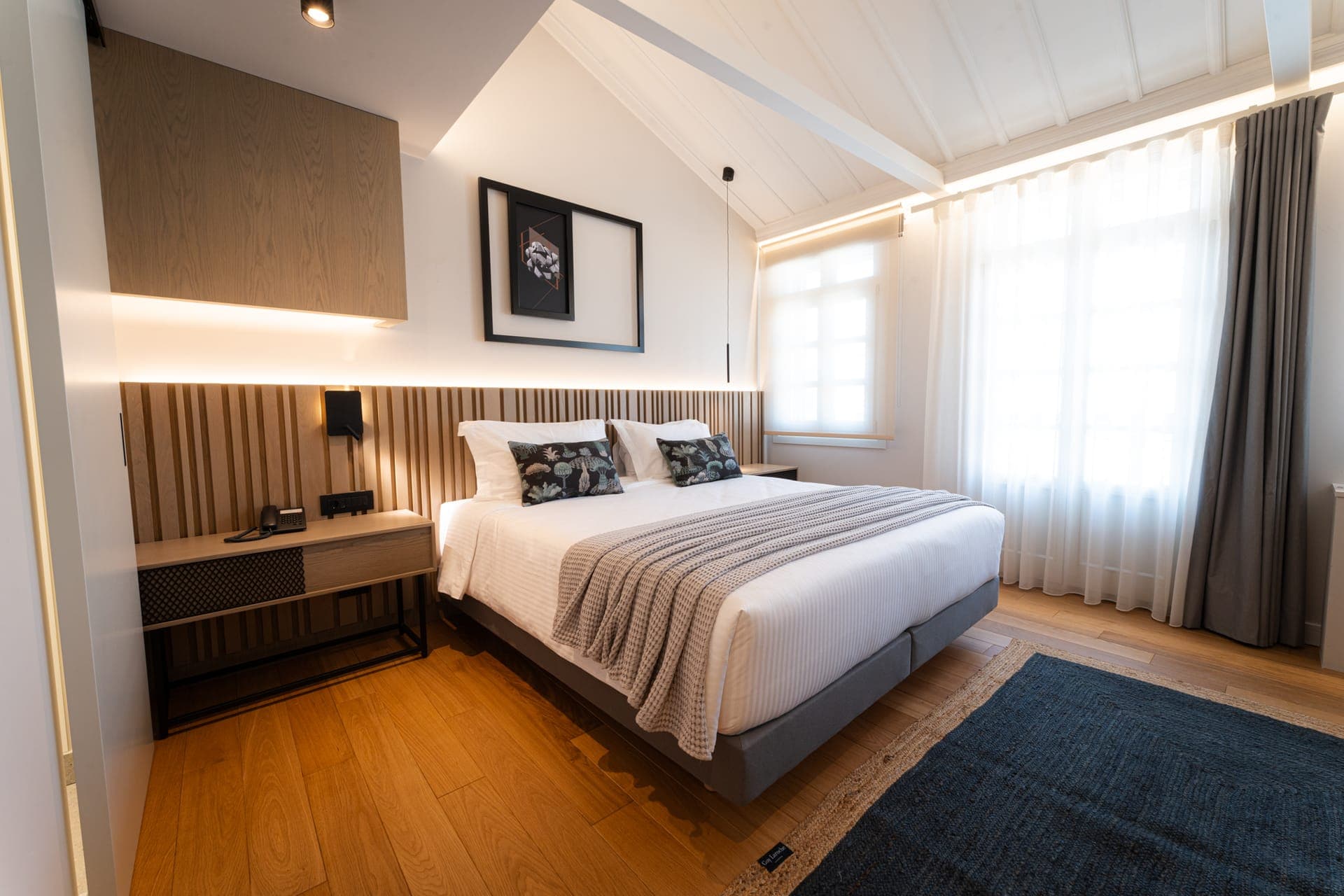room-types-NAVRIAHTL-DLX-0.jpg