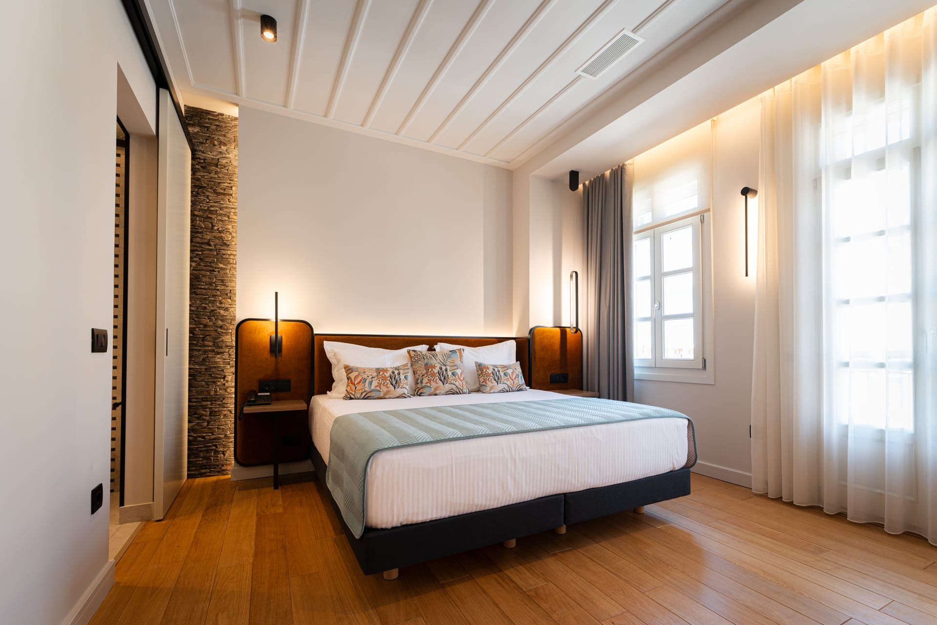 room-types-NAVRIAHTL-SUIT-0.jpg