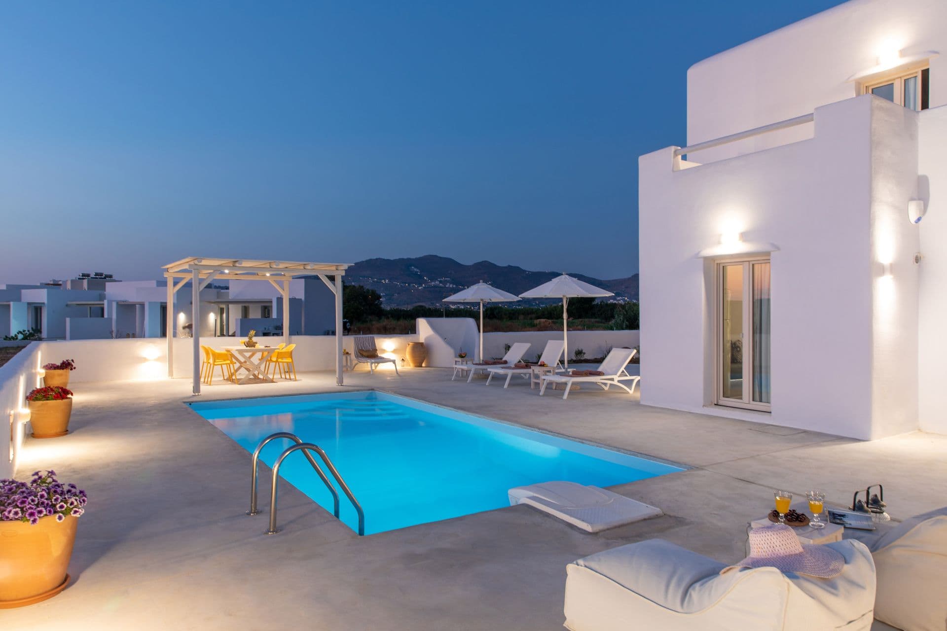 room-types-NAXLOUNGE-VILLA1-0.jpg