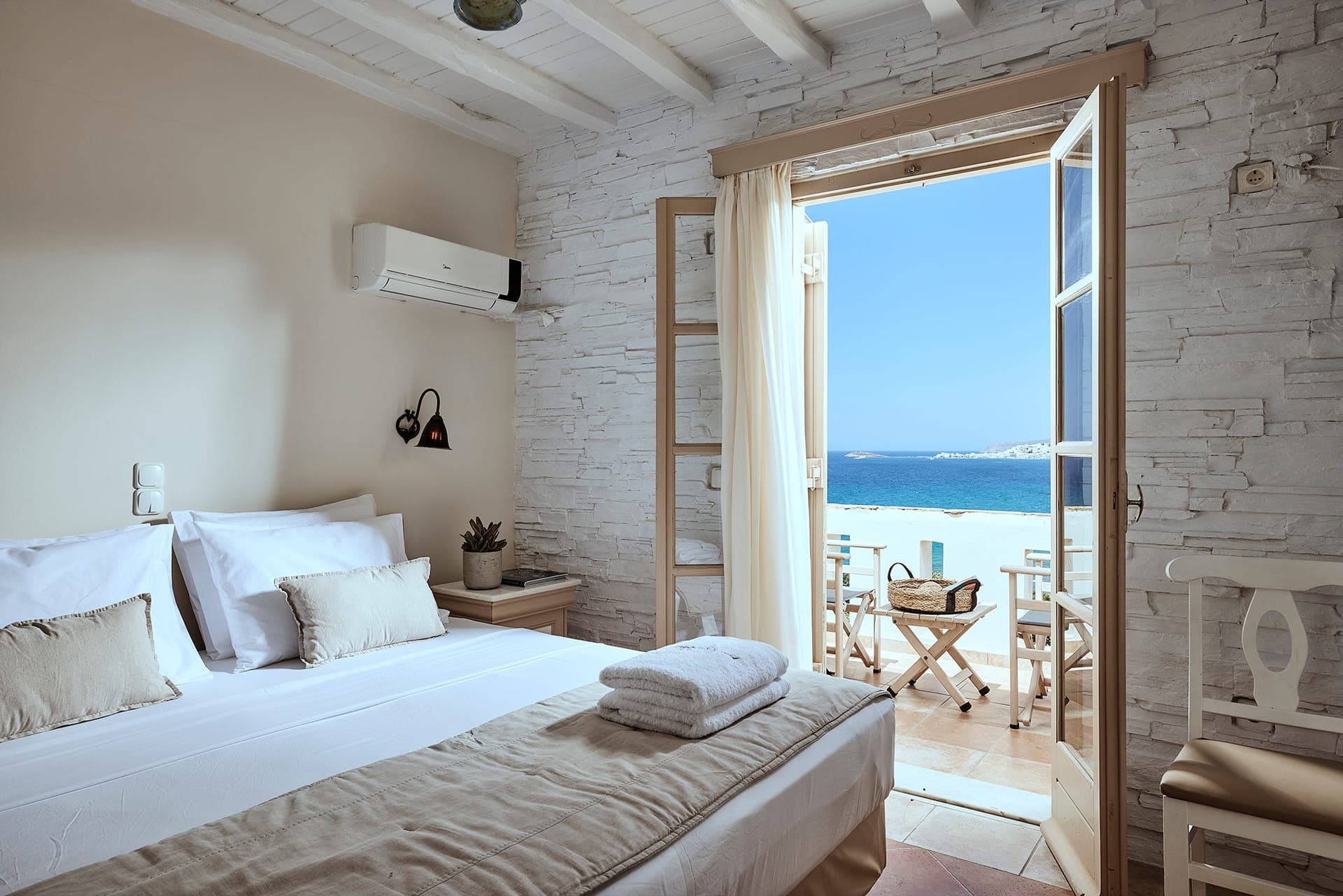 room-types-NAXOSMAGIC-DLXSV-0.jpg