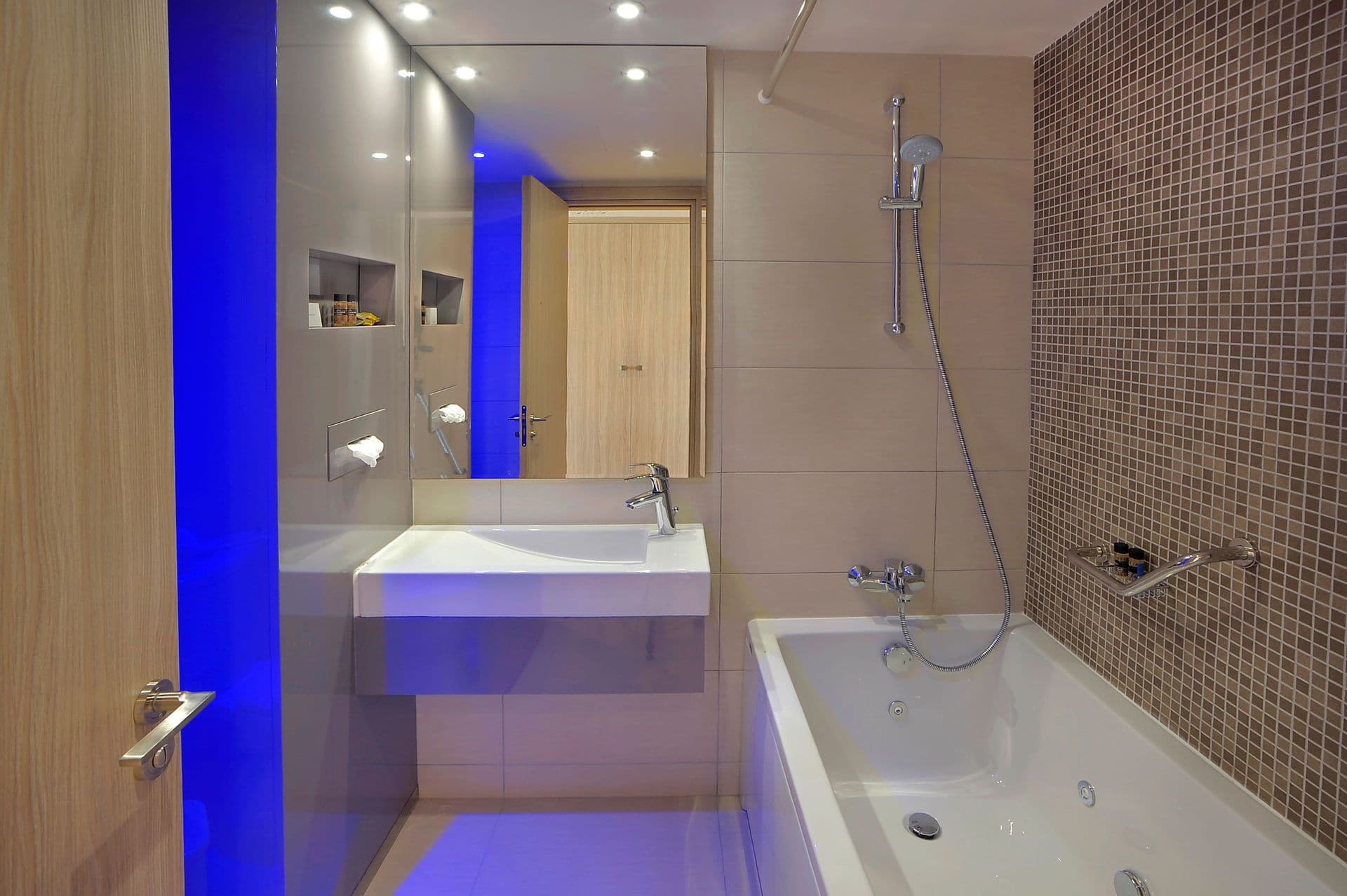 room-types-NELIABEACH-DLXSVR-0.jpg