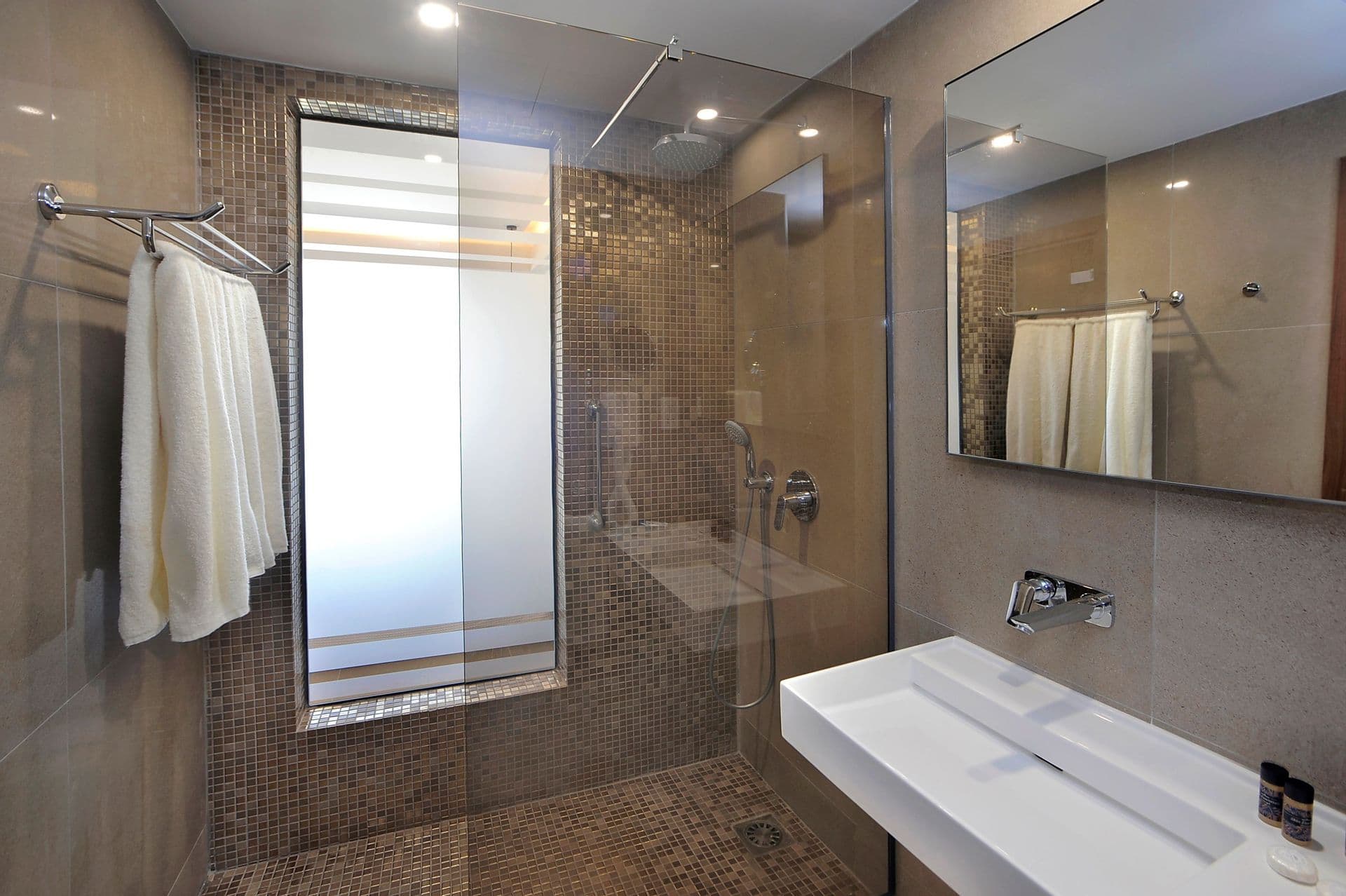 room-types-NELIABEACH-LUXSV-0.jpg