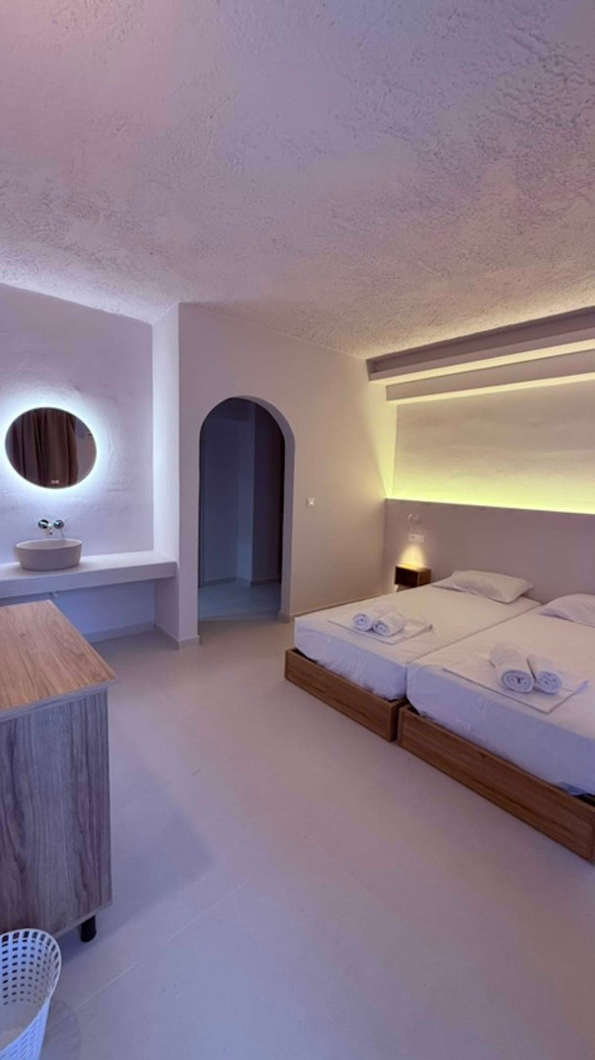room-types-NIKOSBNB-DELX-0.jpg
