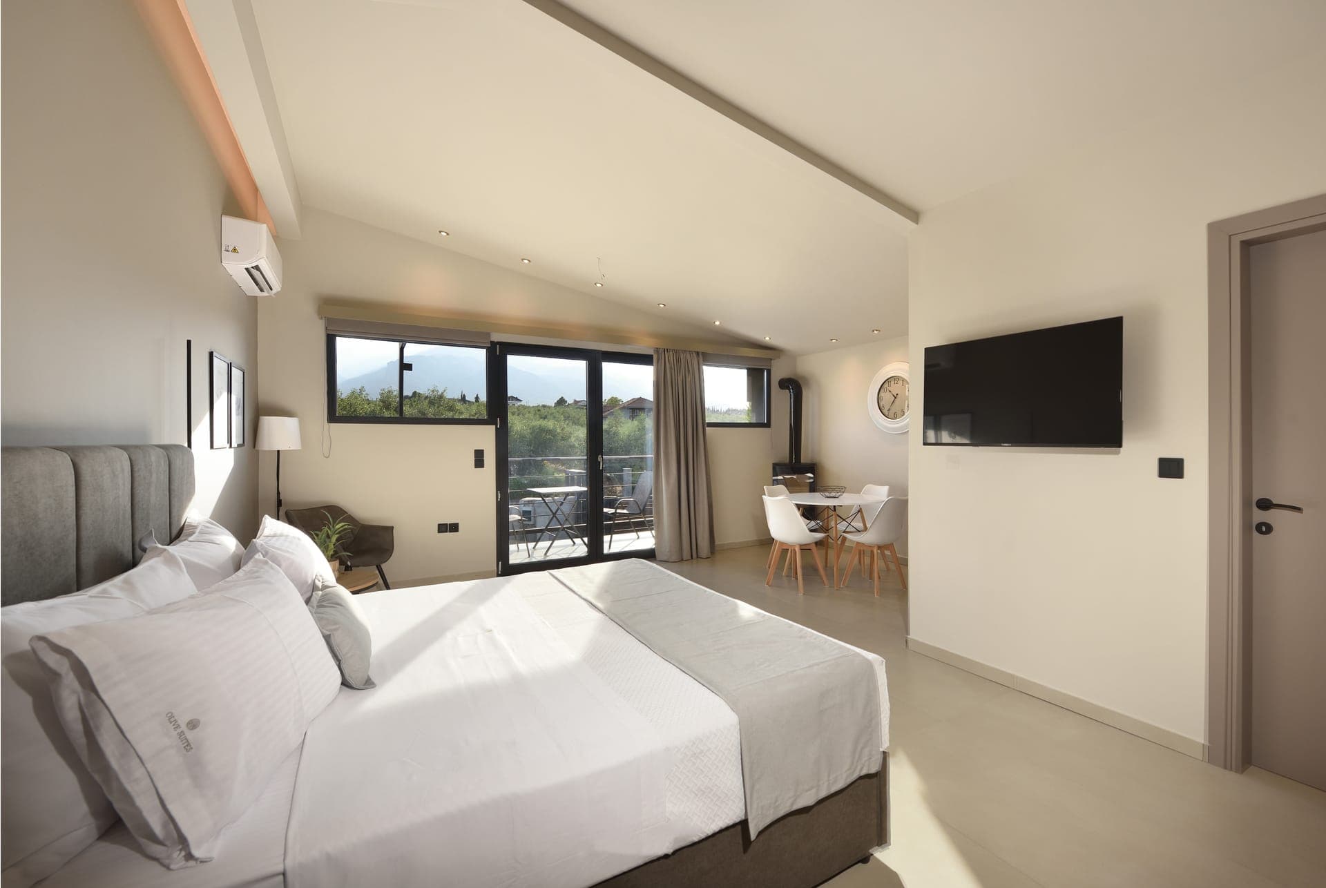 room-types-OLIVEALL-DLXSMT-0.jpg