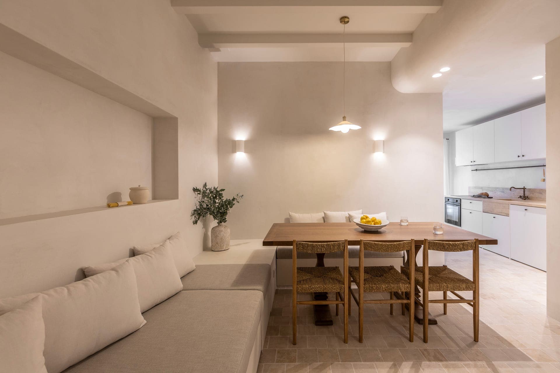room-types-OMLIVINGPL-DLX03-0.jpg