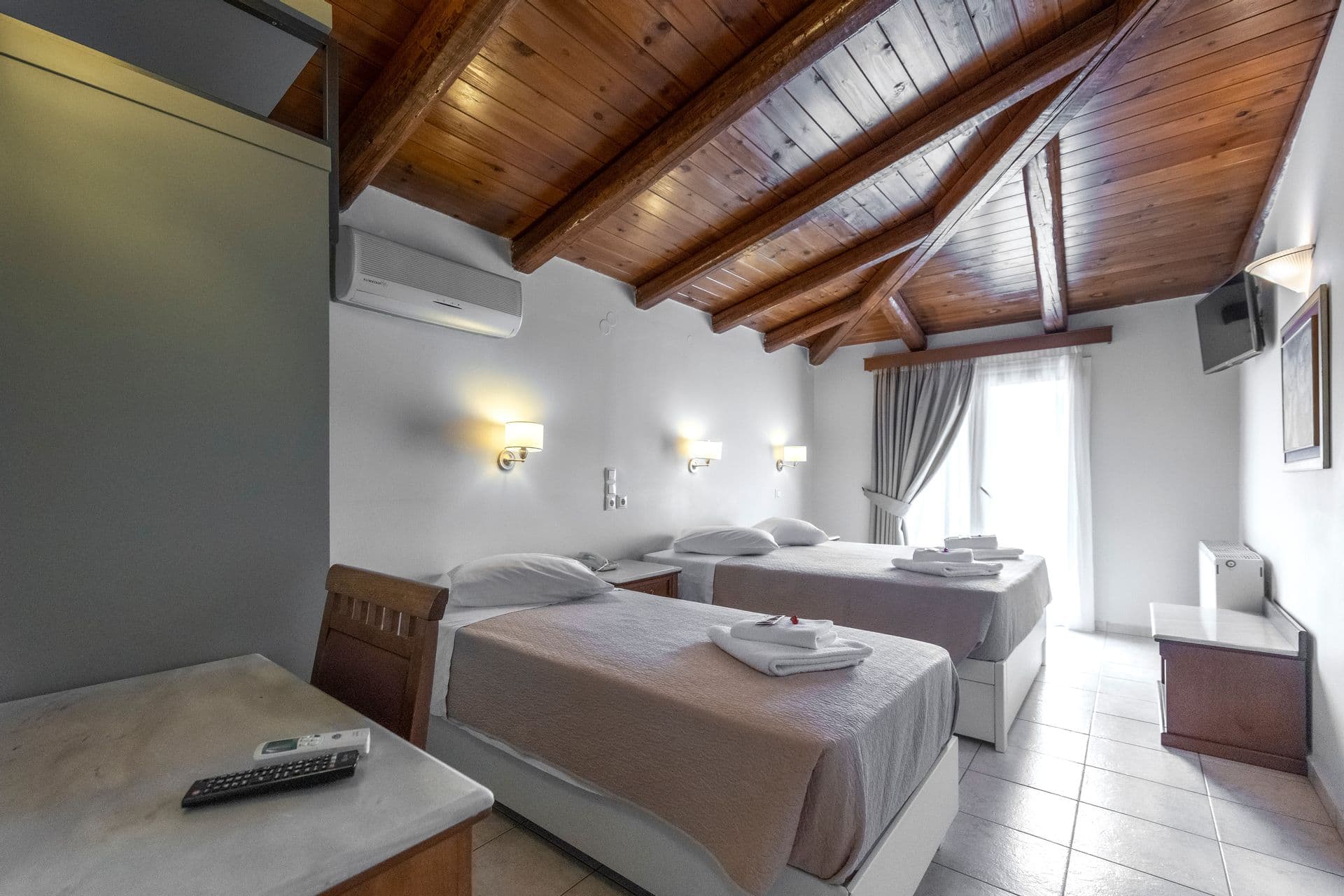 room-types-PARNASSOS-TRIPLE-0.jpg