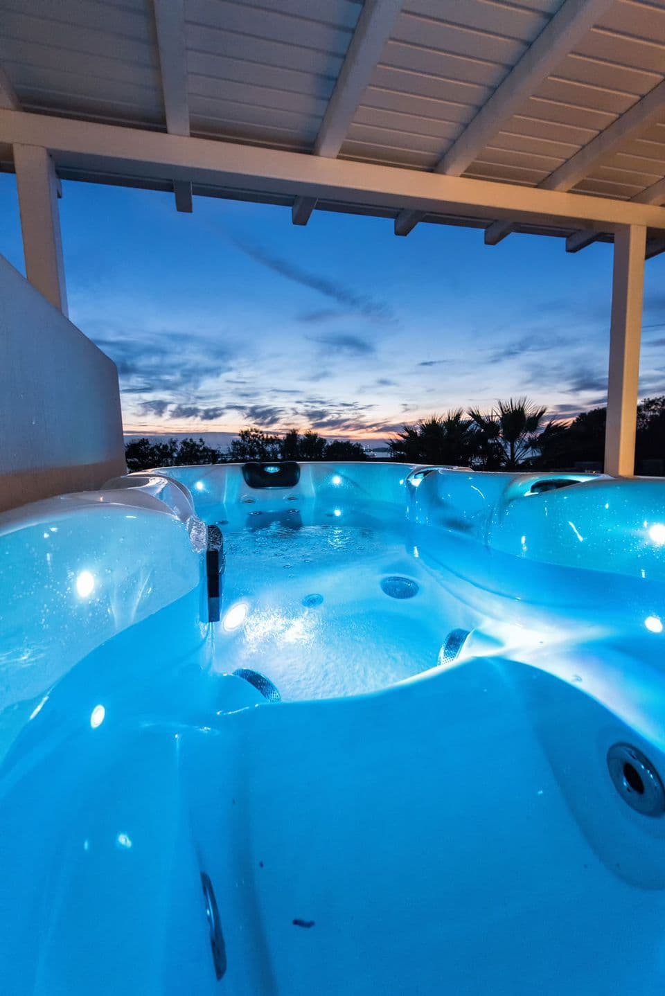 Outdoor Jacuzzi with sea view