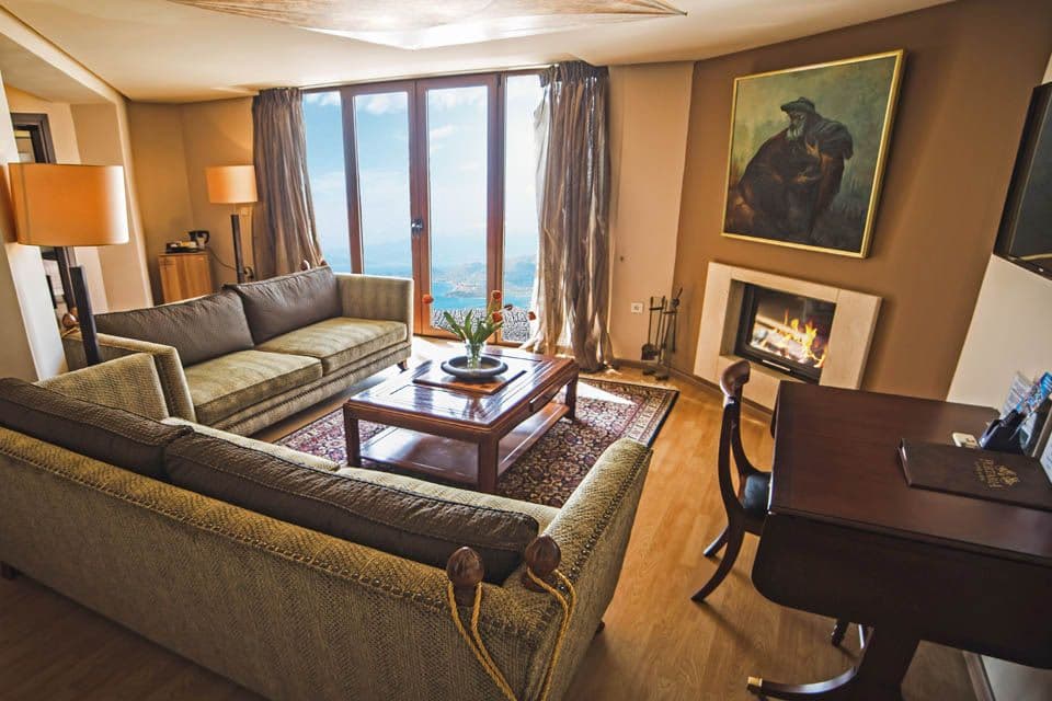 Deluxe Suite living room area 305