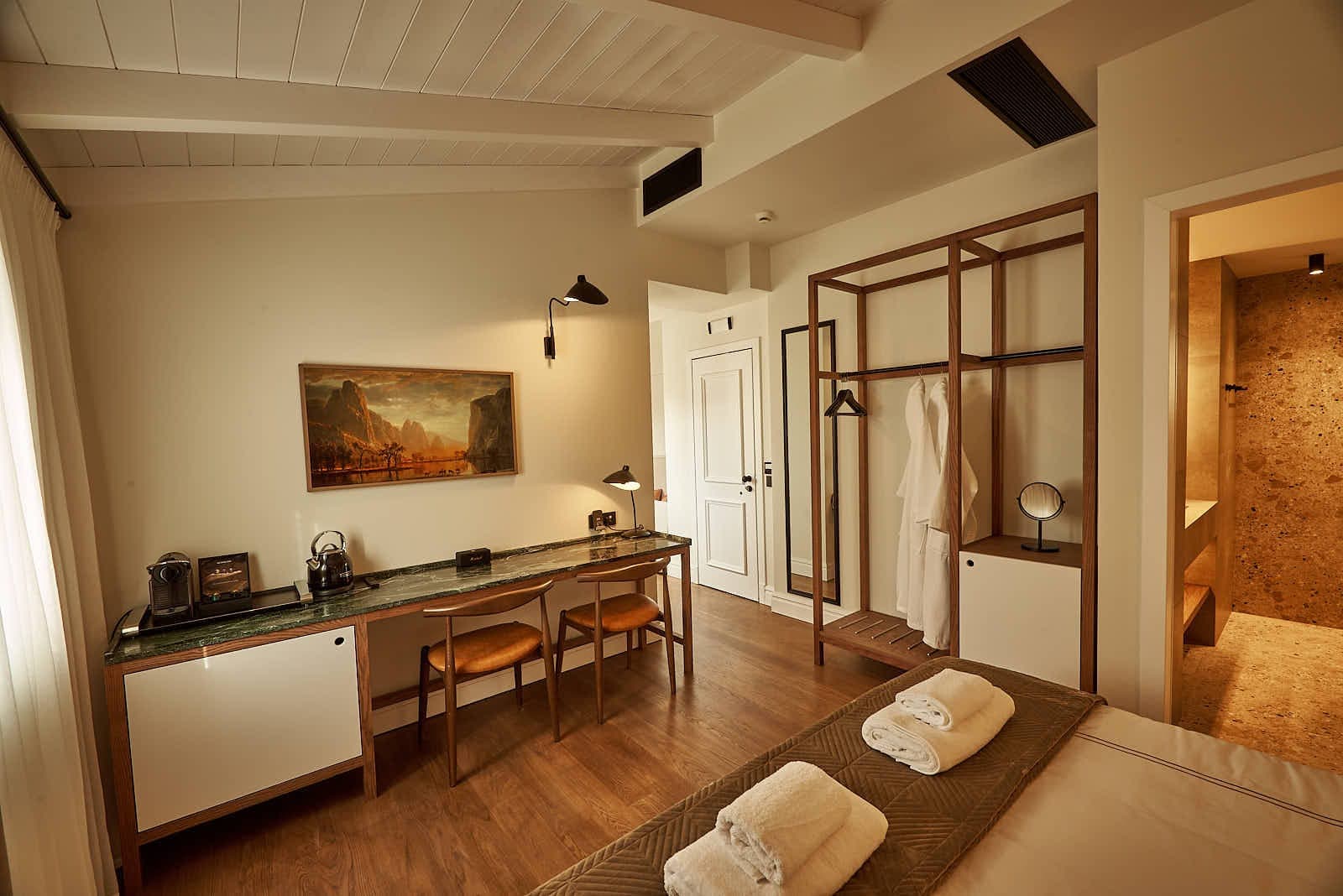 room-types-REGNODIMOR-DLXSUI-0.jpg