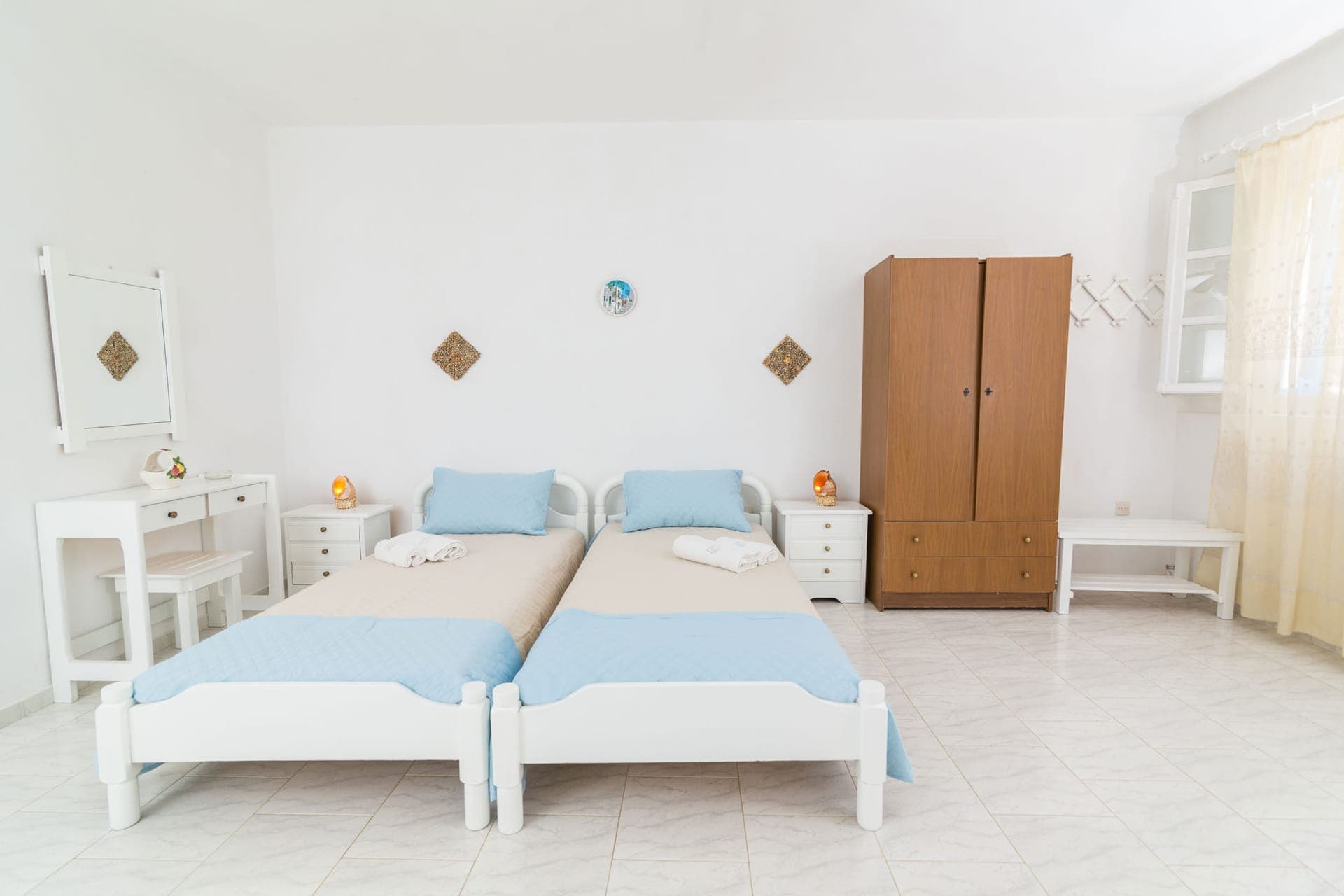 room-types-REMVIPAROS-TRIPLE-0.jpg