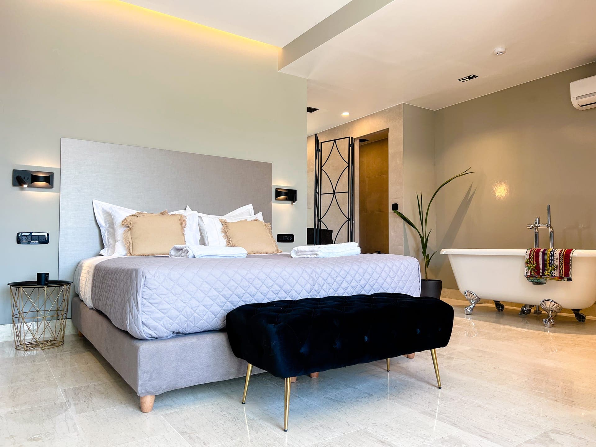 room-types-ROYALTYSUI-QUEEN-0.jpg