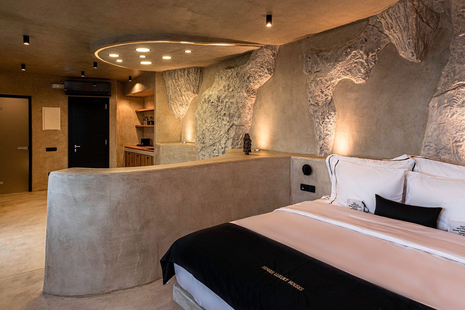 room-types-SENSESLUX-DELUXE-0.jpg