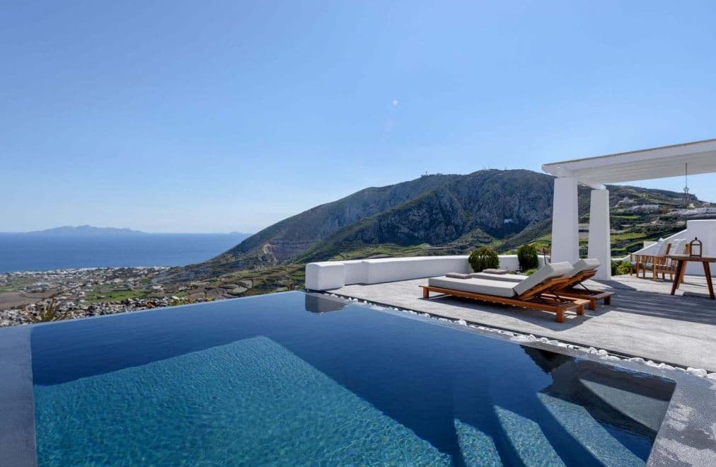Private pool with sea view