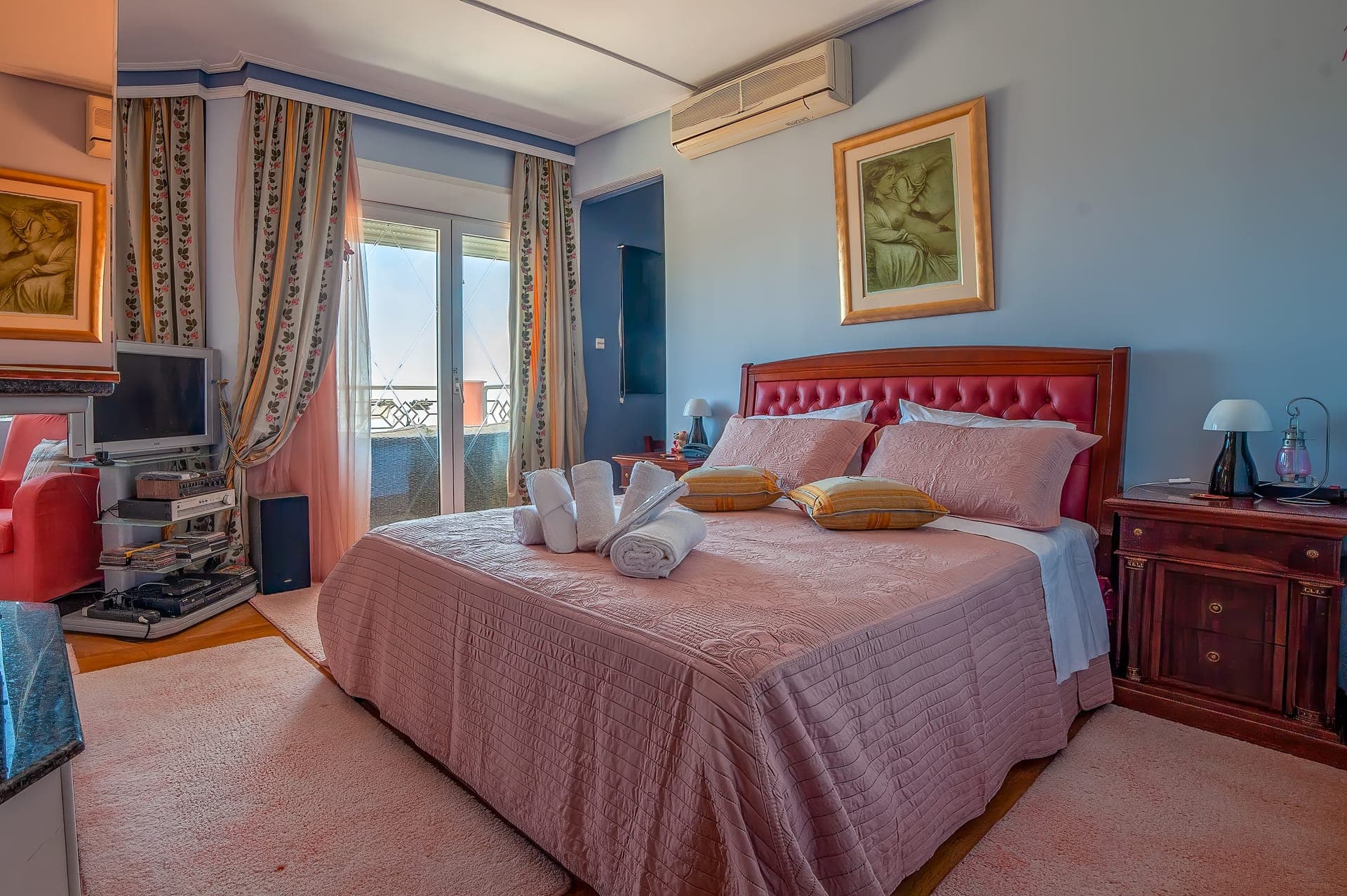 Master bedroom with amazing sea and mountain view.