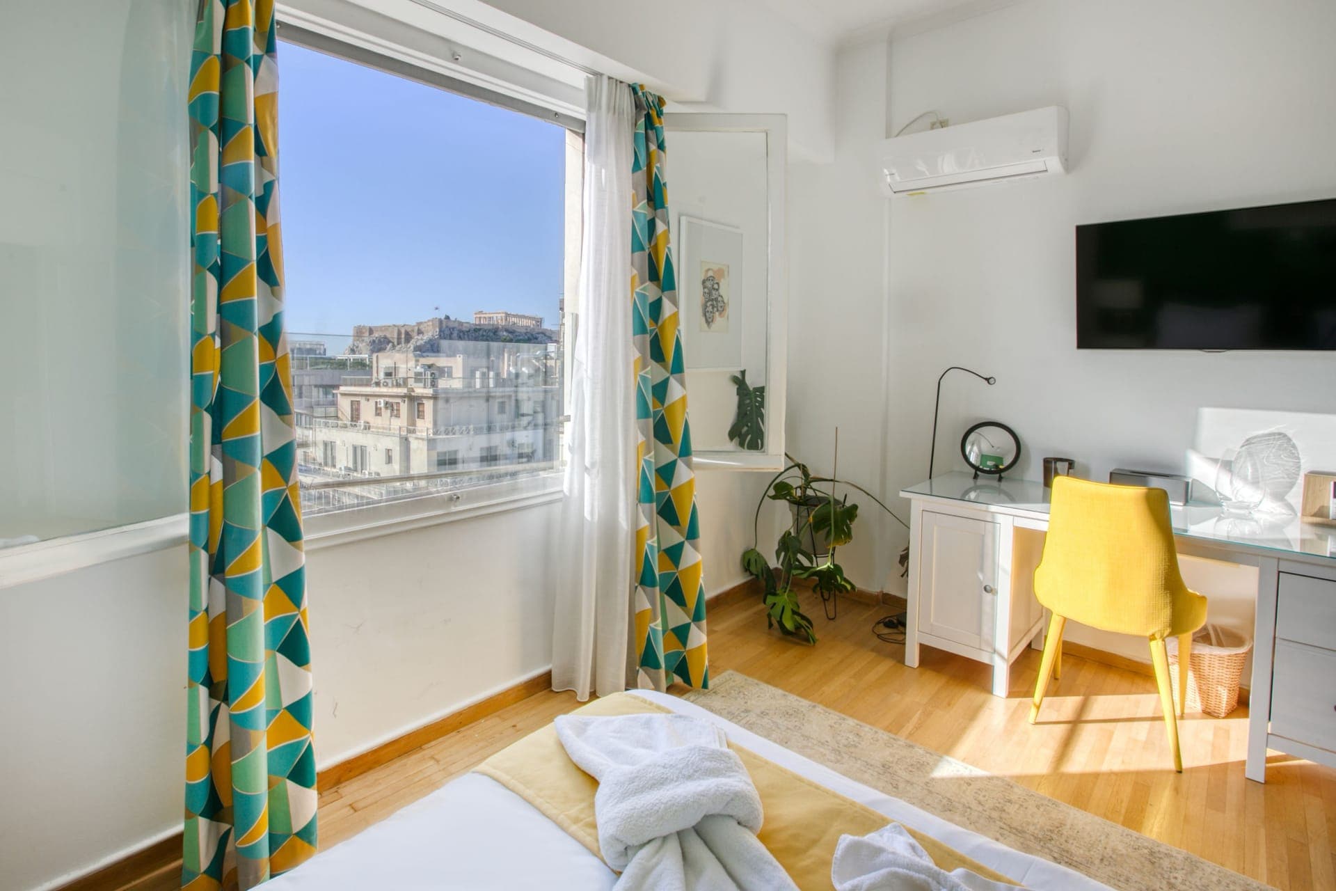 Nearby landmark, Bed, TV and multimedia, View, Bedroom, City view, Landmark view, Furniture, Towels, Air conditioning