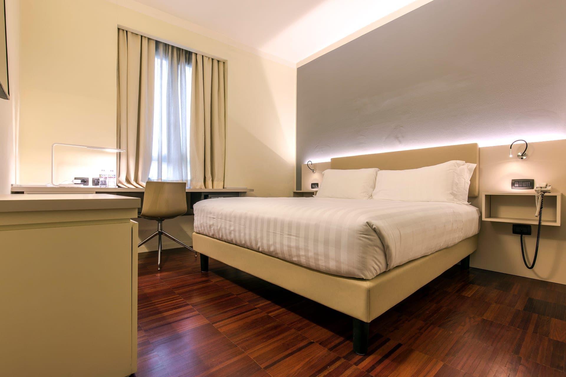 room-types-STATIONHOT-DBLSTD-0.jpg