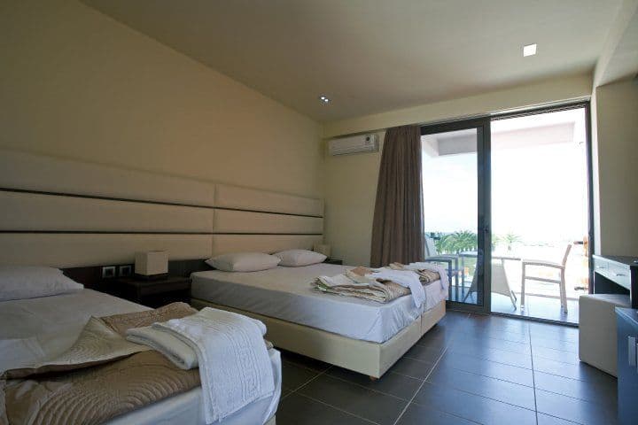 room-types-THALASSACH-DBPOOL-0.jpg