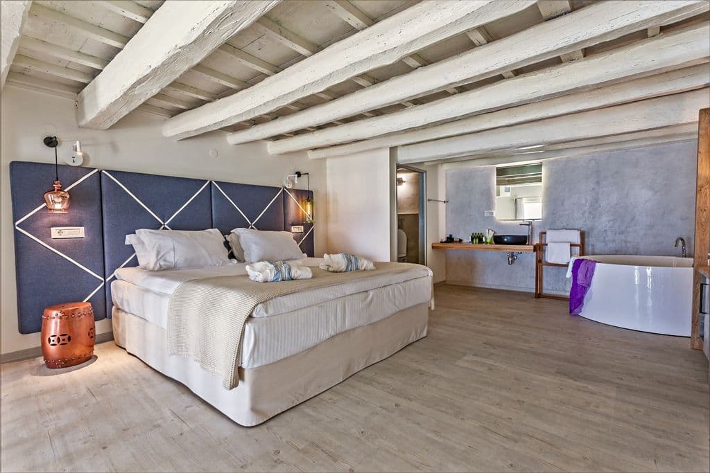 room-types-THALASSAR-SUITE-0.jpg