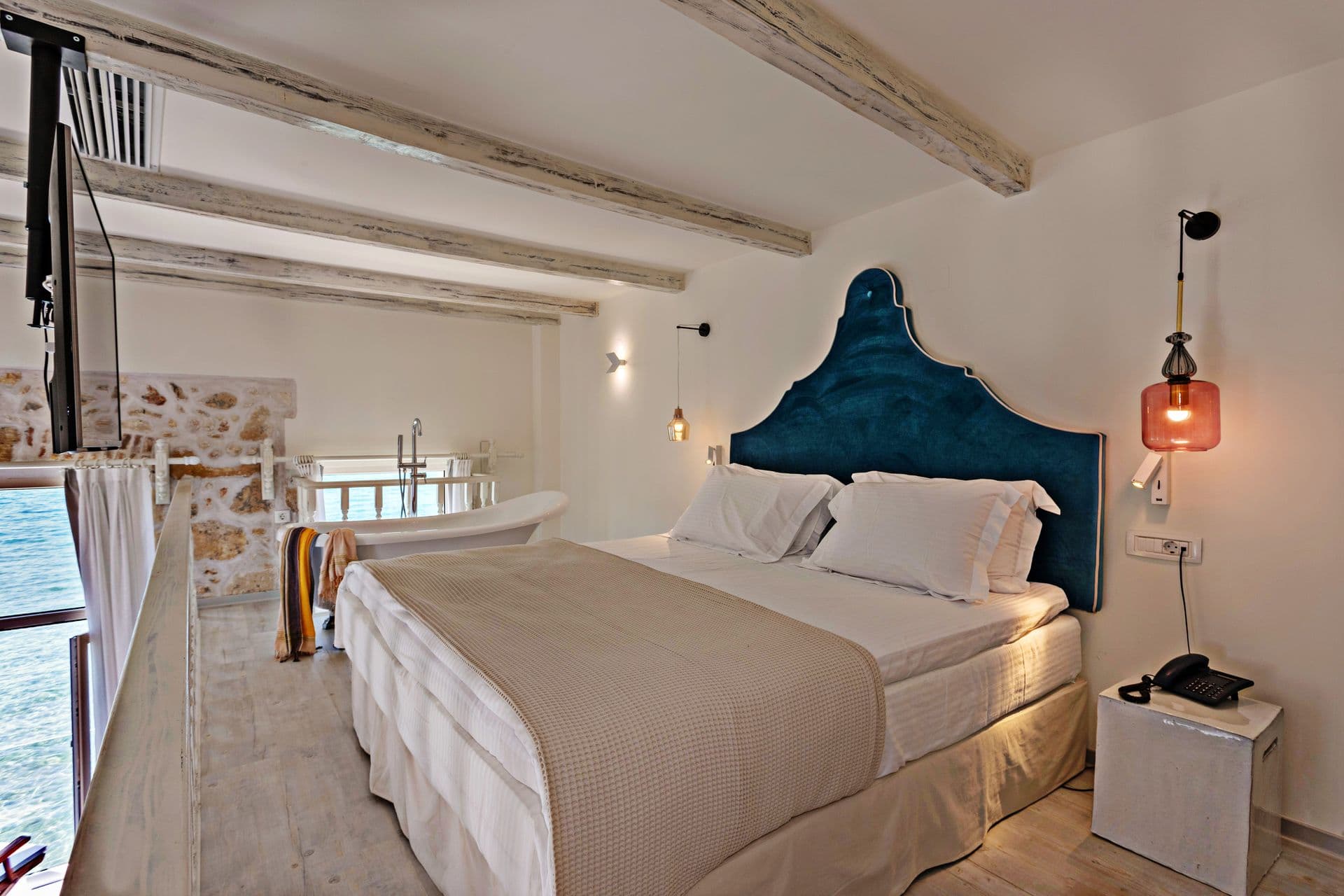 room-types-THALASSAR-SUITSV-0.jpg