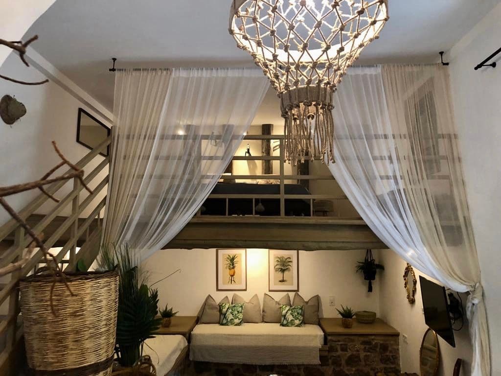 JUNGLE SUITE - 2 floor suite /  upstairs king bed and downstairs  sitting area with 1 queen + single bed