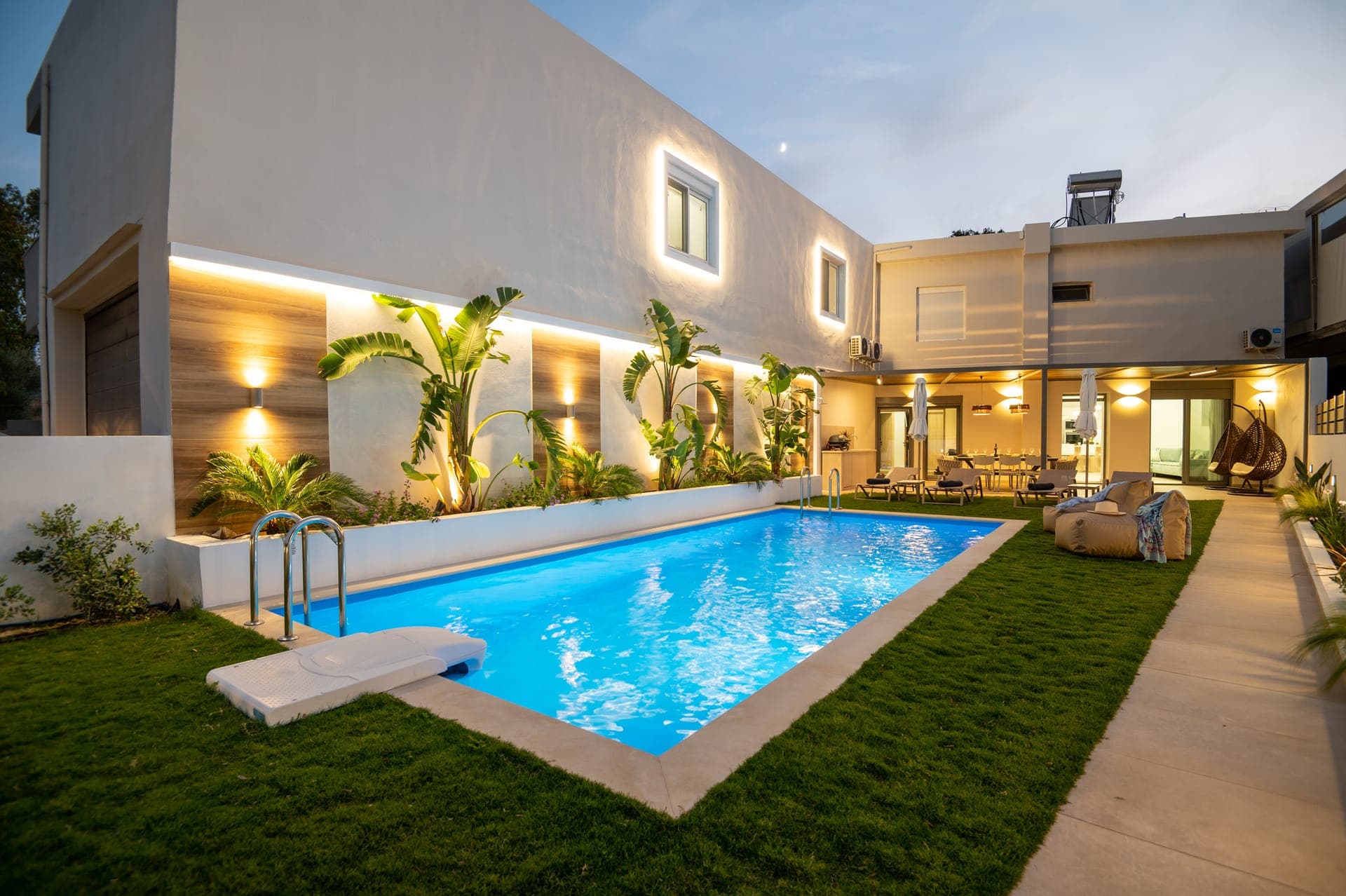 Pool area is also perfect for evePool and sunbathing area with a variety of furniture
ning drinks!