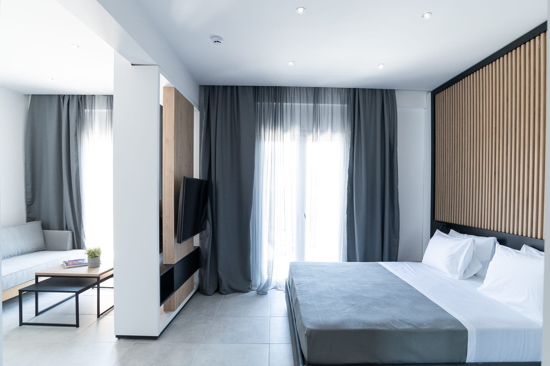 room-types-WHITE9-DLXSUI-0.jpg