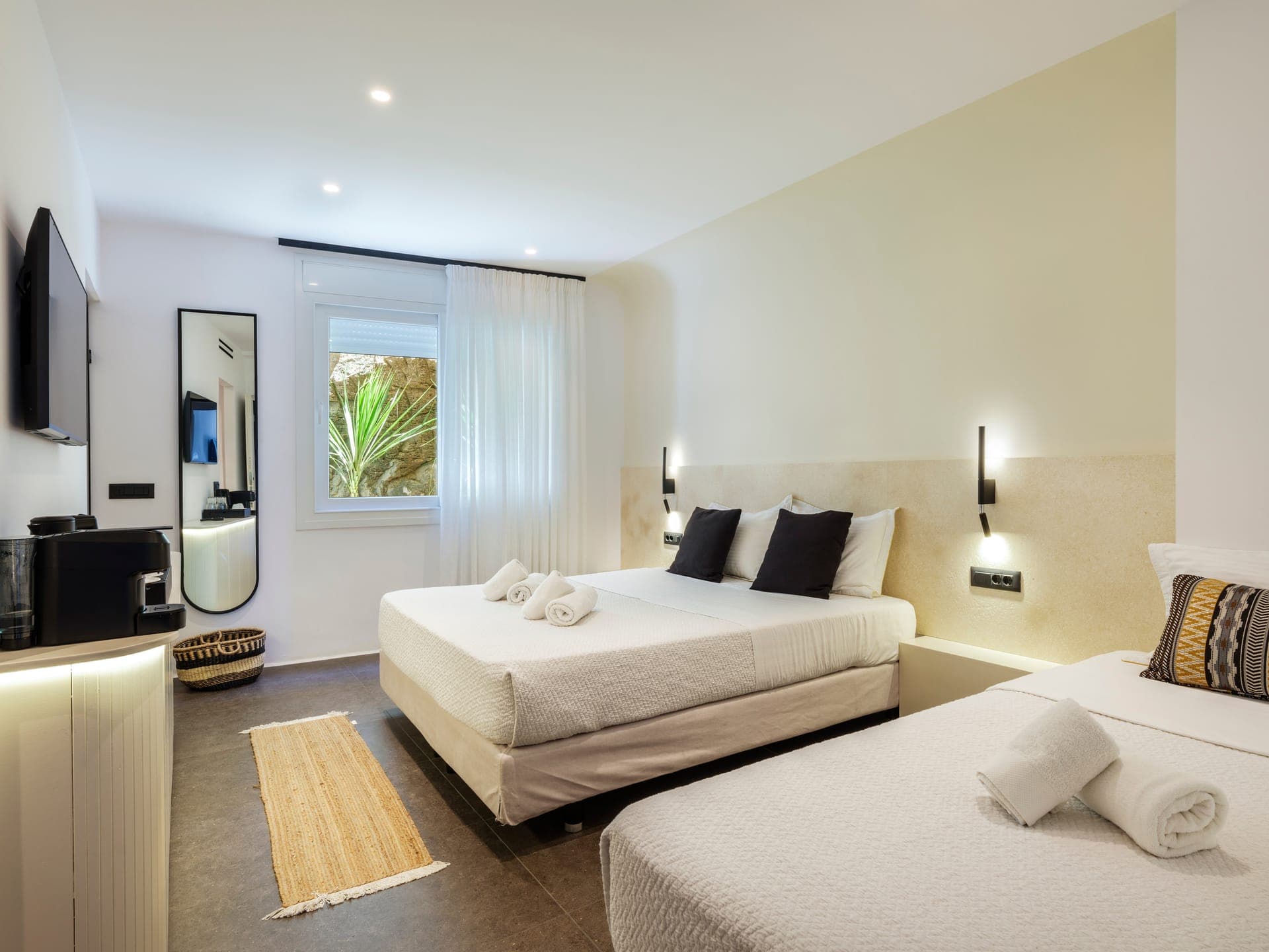 room-types-YALOSHOTEL-TRIPLE-0.jpg