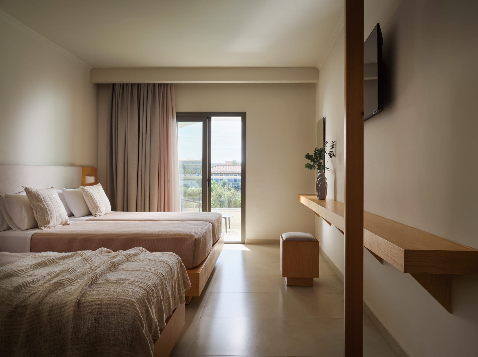 room-types-ZANTEATL-DLTRPL-0.jpg