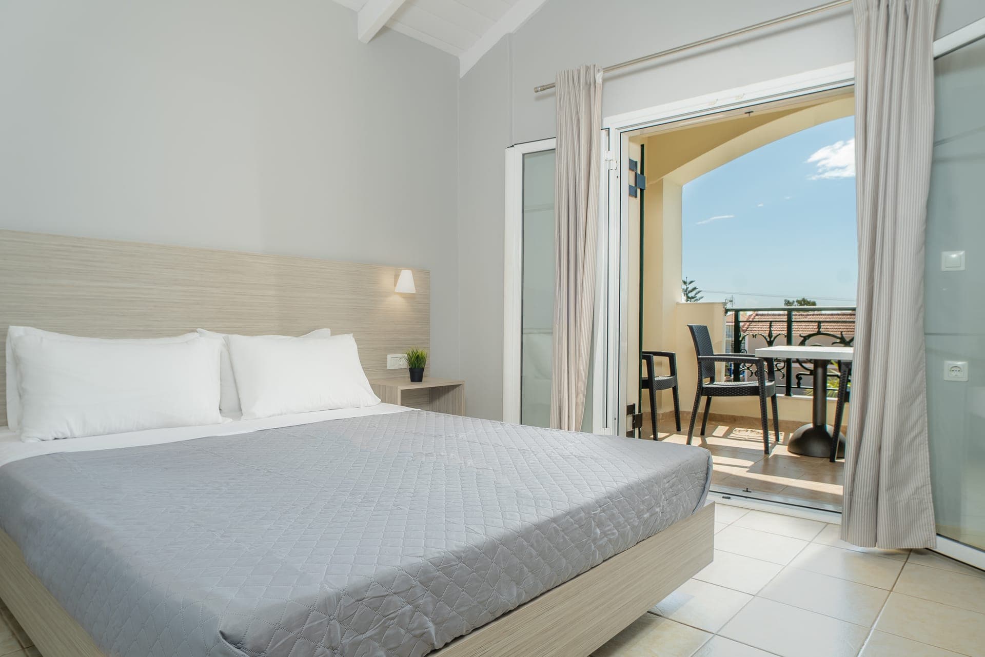 BEDROOM WITH DOUBLE BED