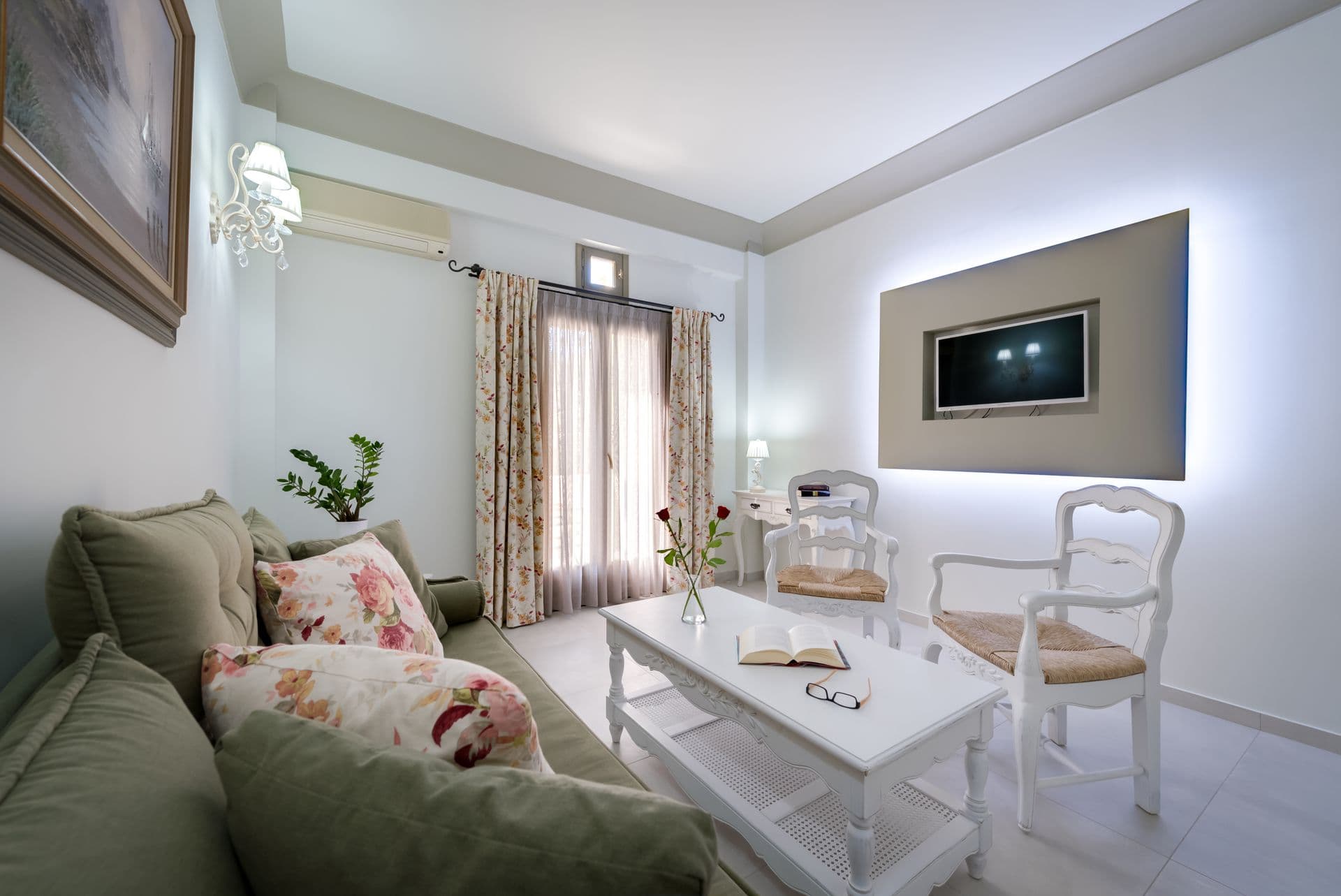 room-types-ZEPHYROSH-DELUX-0.jpg